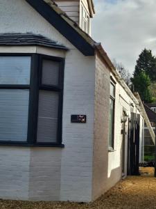 un edificio con el número al costado. en The White Bungalow, en Boughton 10 fotos más
