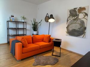 Posezení v ubytování revLIVING Haus Clara am Berg mit kleinem Garten