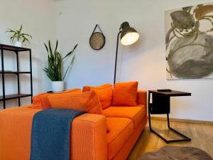 Posezení v ubytování revLIVING Haus Clara am Berg mit kleinem Garten