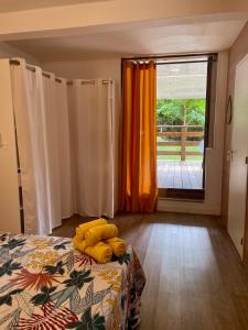 Ένα ή περισσότερα κρεβάτια σε δωμάτιο στο Ti family nature gite studio location de vacances Guadeloupe - Bas de villa - Piscine partagée +2 φωτογραφίες