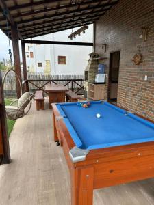 a pool table in the middle of a patio at Chalé Dunas Atins - Chalé de temporada em Atins in Barreirinhas