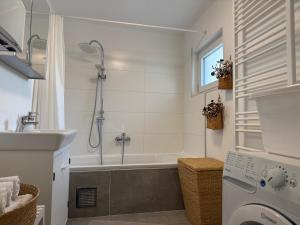 Koupelna v ubytování revLIVING Haus Clara am Berg mit kleinem Garten + 26 fotografií