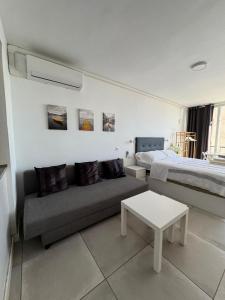 Area soggiorno di Inviting Studio with Sea View