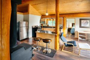 - une cuisine équipée d'une cuisinière et de quelques chaises dans l'établissement Bella Coola Grizzly Tours and Resort, à Hagensborg