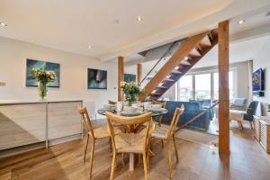 Un comedor con mesa y sillas en Monkey's Fist, en Salcombe