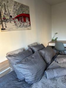 sypialnia z łóżkiem z poduszkami i zdjęciem na ścianie w obiekcie Apartament Wieluńska w Warszawie