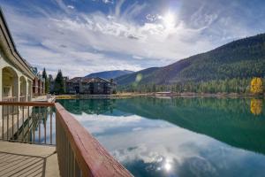 Keystone Lake Haven Heated Pool and Ski Shuttle! في كيستون: منظر لبحيرة مع الجبال في الخلفية