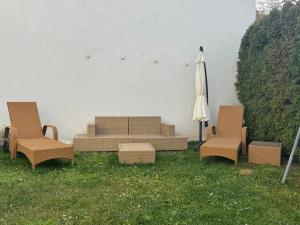 Posezení v ubytování revLIVING Haus Clara am Berg mit kleinem Garten