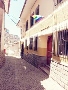 una bandera de color arco iris en el lateral de un edificio en Euro Hostal, en Cusco