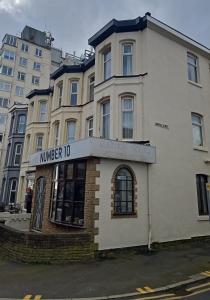 un bâtiment avec un numéro devant dans l'établissement Number 10, à Blackpool