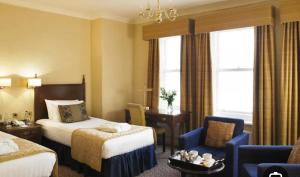 une chambre d'hôtel avec un lit et une chaise dans l'établissement Number 10, à Blackpool