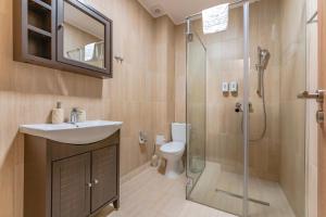 een badkamer met douche, wastafel en toilet bij Pensiunea Lara in Rîşnov +99 foto's