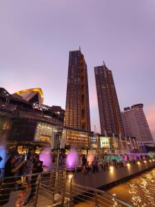 un groupe de personnes debout devant de grands bâtiments dans l'établissement Longtail Boat Tour bangkok Tour Klong, à Chinatown 11 autres photos