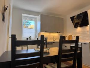 Kuchyň nebo kuchyňský kout v ubytování revLIVING Haus Clara am Berg mit kleinem Garten