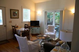 sala de estar con mesa y sillas en Second Street Cottages en Ashland