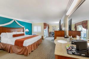 a hotel room with a bed and a television at Best Western Harbour Inn & Suites Huntington - Sunset Beach in Huntington Beach