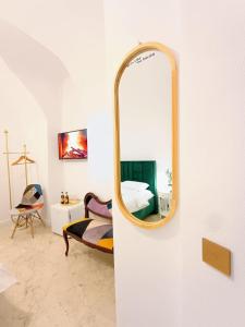 une chambre avec un miroir et un lit dans l'établissement Luky 11, à Braşov