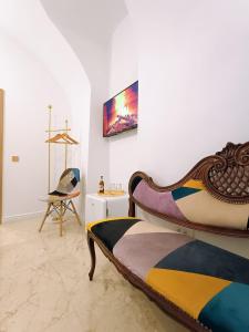 une chambre avec un lit et une télévision au mur dans l'établissement Luky 11, à Braşov