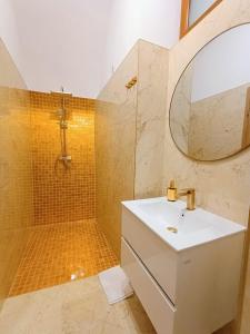 une salle de bain avec lavabo et douche dans l'établissement Luky 11, à Braşov