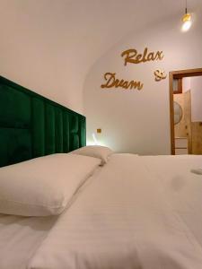 une chambre avec un lit et un panneau indiquant « Relax Dream » dans l'établissement Luky 11, à Braşov