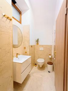 une salle de bains avec un lavabo blanc et des toilettes dans l'établissement Luky 11, à Braşov 8 autres photos