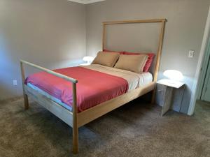 Postel nebo postele na pokoji v ubytování Cozy Home Surrounded by Trees + 14 fotografií