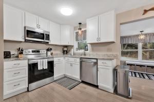 Η κουζίνα ή μικρή κουζίνα στο Coastal Cape Cod Retreat by Barlows Landing Beach, Pergola, Firepit & Fenced Yard, Sleep 7 with Smart TVs & Eat-In Kitchen, Family-Friendly Escape Minutes to Old Silver Beach, Woods Hole & Downtown Falmouth