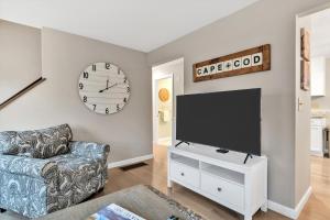 Μια τηλεόραση ή/και κέντρο ψυχαγωγίας στο Coastal Cape Cod Retreat by Barlows Landing Beach, Pergola, Firepit & Fenced Yard, Sleep 7 with Smart TVs & Eat-In Kitchen, Family-Friendly Escape Minutes to Old Silver Beach, Woods Hole & Downtown Falmouth