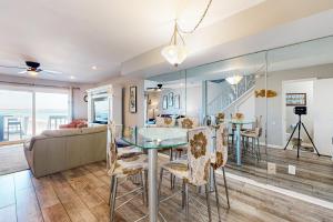 Χώρος καθιστικού στο White Sands Bay Front Pensacola Condo