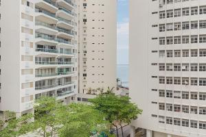 an aerial view of two tall buildings at Flat ao lado do Mar Four Season in Guarujá