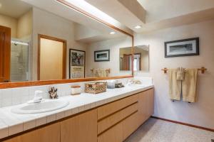 a bathroom with two sinks and a large mirror at XXL Snowcreek #747 - 5 Bedroom 4 Bathroom Sleeps 12 Pet Friendly, Amazing Mountain Views in Mammoth Lakes +47 photos