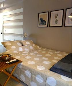 ein großes Bett in einem Zimmer mit einem Tisch in der Unterkunft Aya Pool Apartment in Kallithea in Kallithea (Chalkidiki)