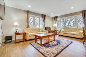 Imagen de la galería de Scenic Home with Lake Washington Access and Fire Pit, en Saint Peter