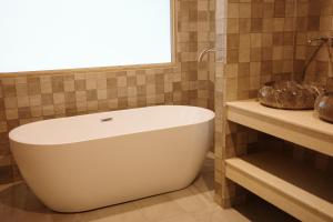 Ein Badezimmer in der Unterkunft High Life Villas