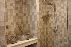 Ein Badezimmer in der Unterkunft High Life Villas