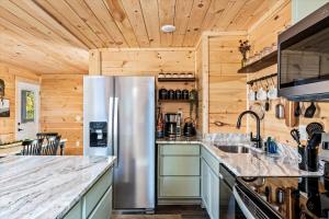 Kuchyň nebo kuchyňský kout v ubytování 2 Next Door Cabins-10 min from Downtown- 2 Hot Tubs, 2 Grills, 2 Fireplaces + 61 fotografií
