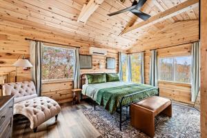 Postel nebo postele na pokoji v ubytování 2 Next Door Cabins-10 min from Downtown- 2 Hot Tubs, 2 Grills, 2 Fireplaces