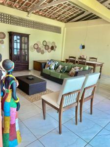 a living room with a couch and a table at O De Casa in Japaratinga