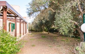 ein leerer Hof neben einem Gebäude mit Bäumen in der Unterkunft Awesome Home In Santa Maria Del Focall in Santa Maria Del Focallo + 16 Fotos