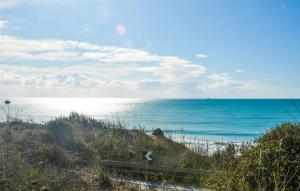 Blick auf das Meer vom Strand aus in der Unterkunft Awesome Home In Santa Maria Del Focall in Santa Maria Del Focallo