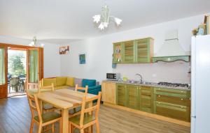 eine Küche mit Tisch und ein Esszimmer in der Unterkunft Awesome Home In Santa Maria Del Focall in Santa Maria Del Focallo