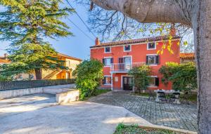 Κήπος έξω από το 3 Bedroom Stunning Home In Sisan