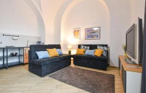 Μια τηλεόραση ή/και κέντρο ψυχαγωγίας στο 1 Bedroom Gorgeous Home In Catania