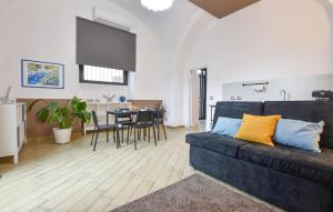 Χώρος καθιστικού στο 1 Bedroom Gorgeous Home In Catania +11 φωτογραφίες