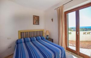 a bedroom with a bed and a large window at 2 Bedroom Beautiful Home In Diamante in Diamante