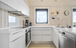 Una cocina o cocineta en Amazing Home In Fjerritslev