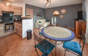 Η κουζίνα ή μικρή κουζίνα στο Beautiful Home In Vaison-La-Romaine