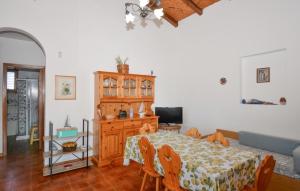 una sala de estar con una mesa y un sofá en Lovely Home In Santa Ma Del Focallo, en Pozzallo