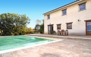 Πισίνα στο ή κοντά στο Lovely Home In Mejannes Le Clap +22 φωτογραφίες