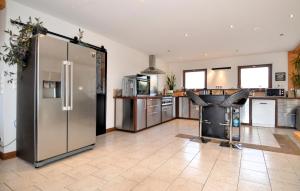 Η κουζίνα ή μικρή κουζίνα στο Lovely Home In Mejannes Le Clap